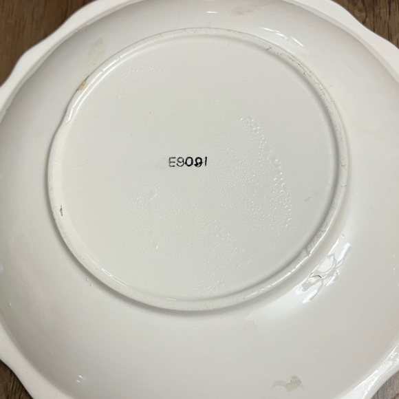 Elegant White Ceramic Pitcher and Bowl Set - Picture 8 of 11